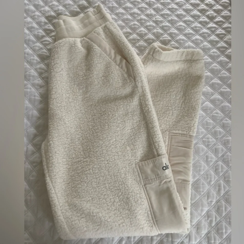 Alo Micro Sherpa High-Waist Solstice Sweatpants - Picture 6 of 6
